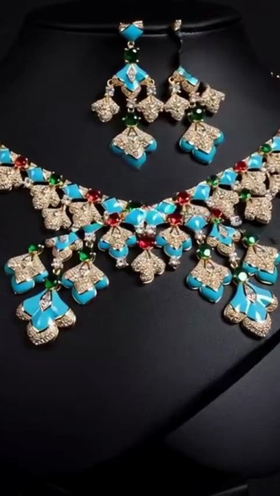 This jewelry set looks bridal-level 😳   Would you wear this for a wedding?