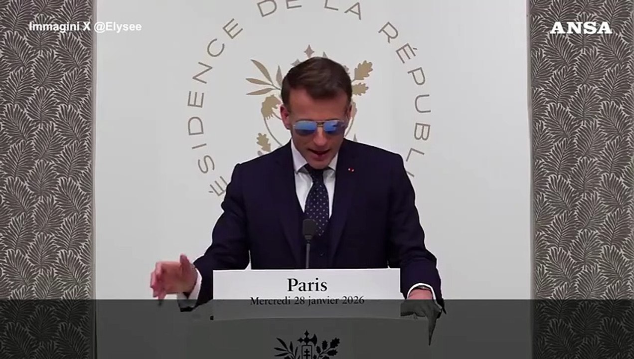 Macron parla in groenlandese e danese: "Noi al fianco della Danimarca"
