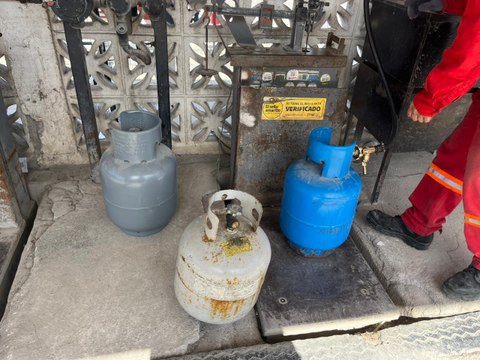 Regios abarrotan gaseras de Nuevo León ante la llegada de un nuevo frente frío