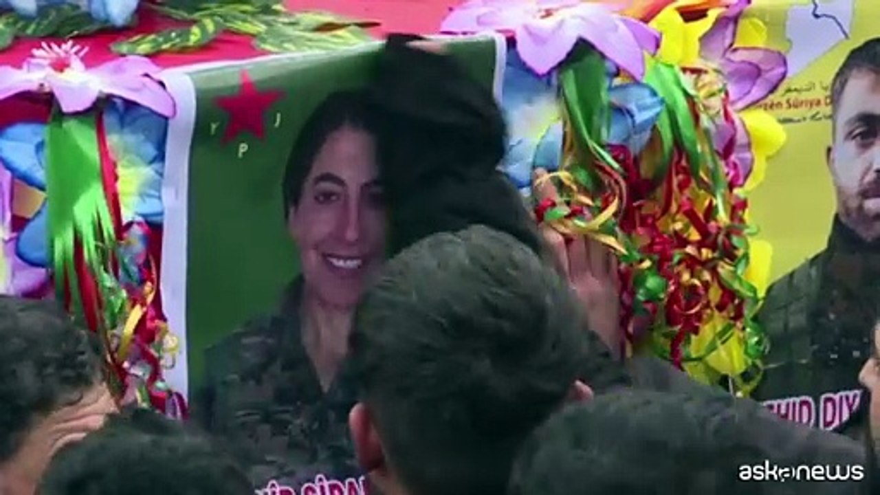 Siria, i funerali di due combattenti curdi uccisi da forze governative