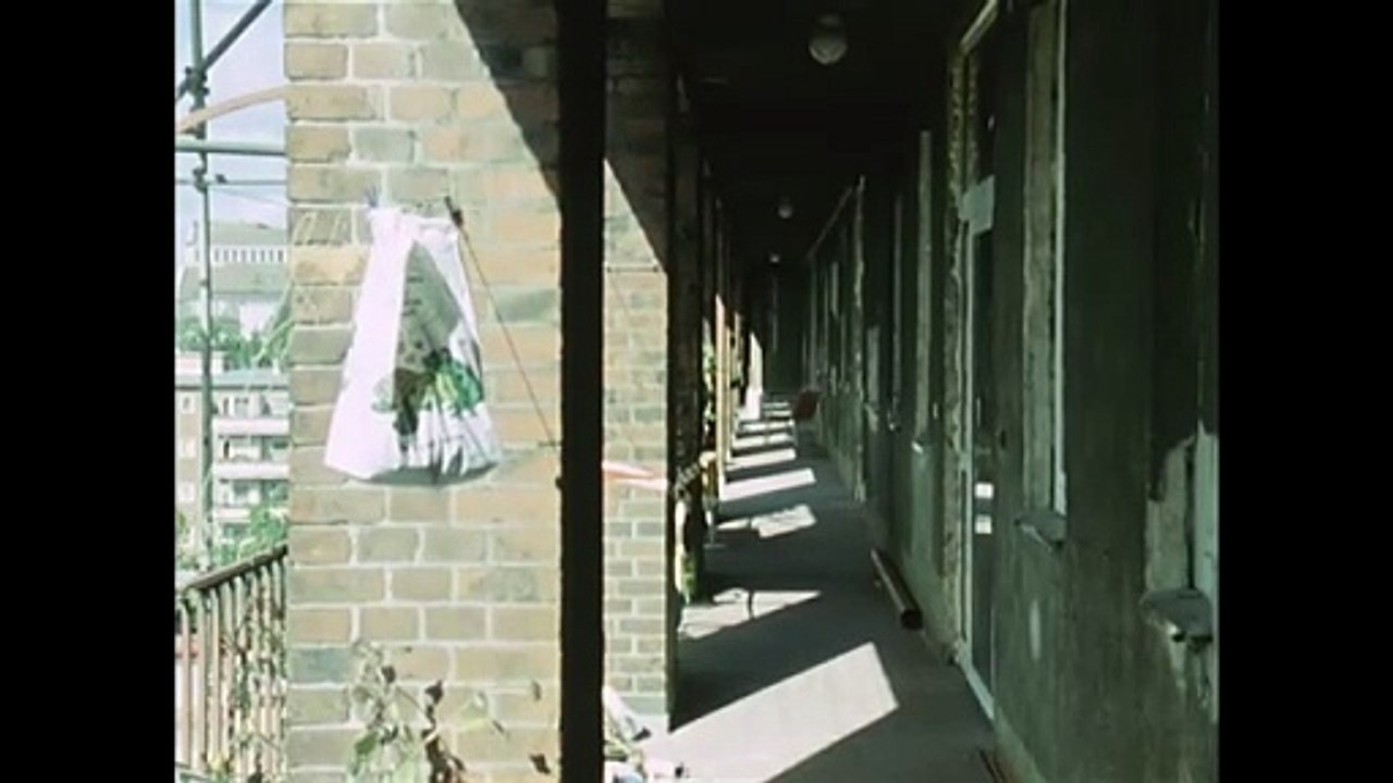 Die Menschen stehen vorwaerts in den Strassen