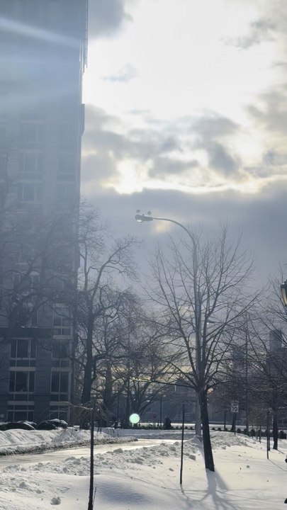 The snowy scenery of Roosevelt Island is vibrant and attracts Nelson Wang. This video was shot on January 26, 2026.