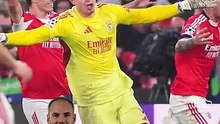 El portero del Benfica completa la goleada al Real Madrid en el descuento