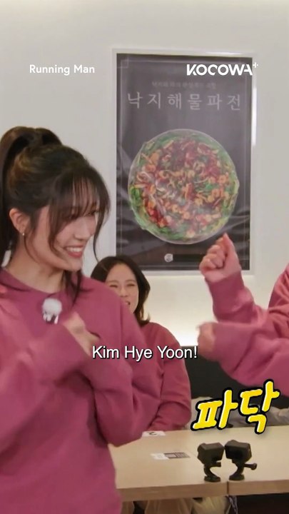 When you're in a SNSD dance off but you're opponent is #JiYeEun 😂 #runningman #KimHyeYoon #snsd