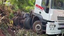Motorista fica ferido após carreta tombar na PR-180 em Cascavel
