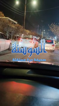 فتاة تتنزه بين السيارات في إربد