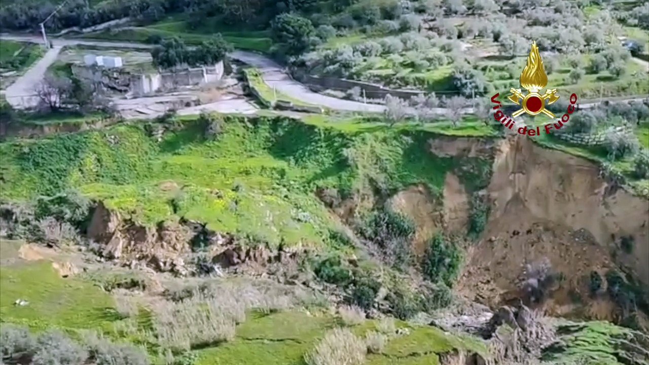 Frana a Niscemi, le immagini aeree catturate dall'elicottero dei Vigili del Fuoco