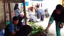 Suasana pagi pasar pekanan hari Rabu di Rumbai Jaya, area yang luas hingga memenuhi beberapa lorong