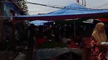 Pasar sore hingga malam di KM 8 Desa Harapan Tani sudah ramai oleh para pengunjung.