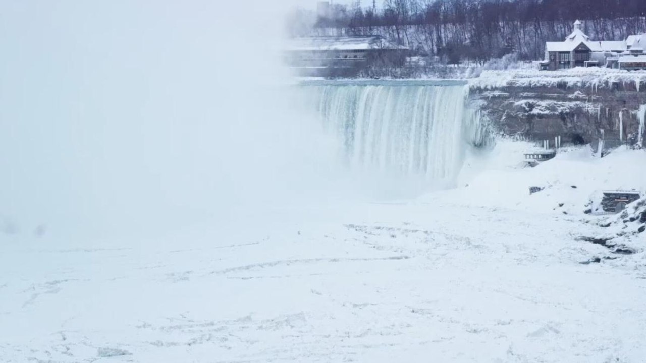 Niagara congelate: il gelo estremo trasforma le cascate in una cattedrale di ghiaccio