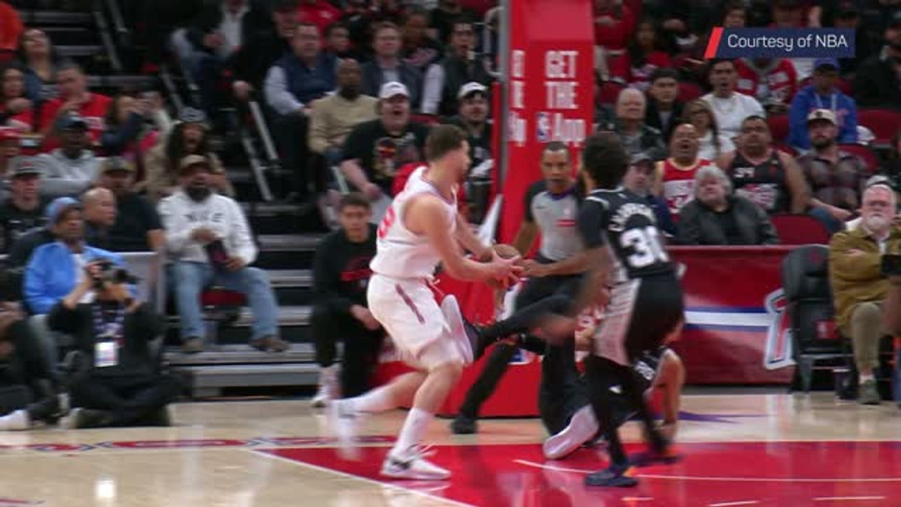 Sengun drops Wemby and throws it down