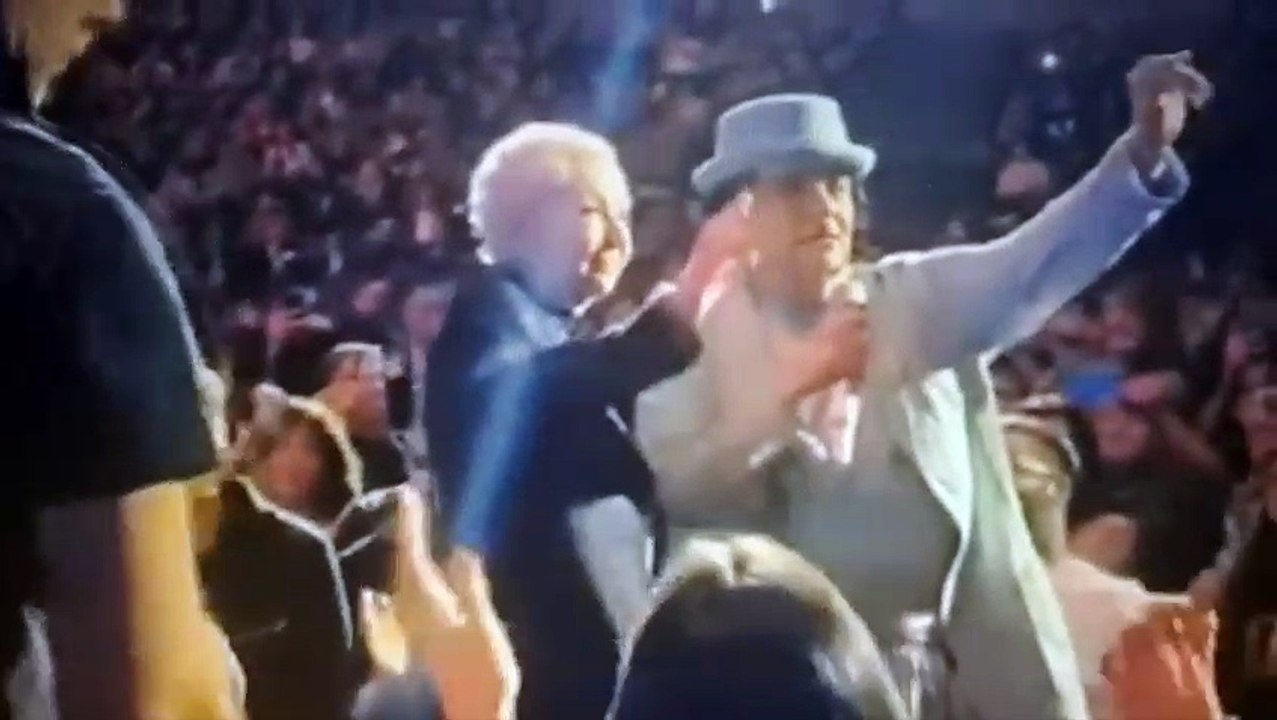 Scusate devo salutare un'amica, Renato Zero ferma il concerto e abbraccia Enrica Bonaccorti - il video commuove il web