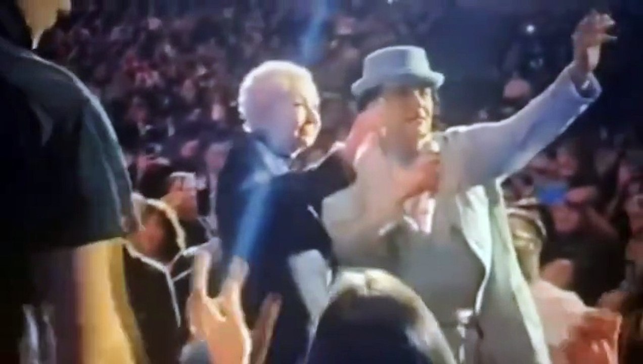 Renato Zero ferma il concerto e abbraccia Enrica Bonaccorti - il video commuove il web