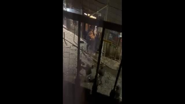 Gruppo di ultrà del Napoli assalta locale nella notte: all'interno i tifosi del Chelsea