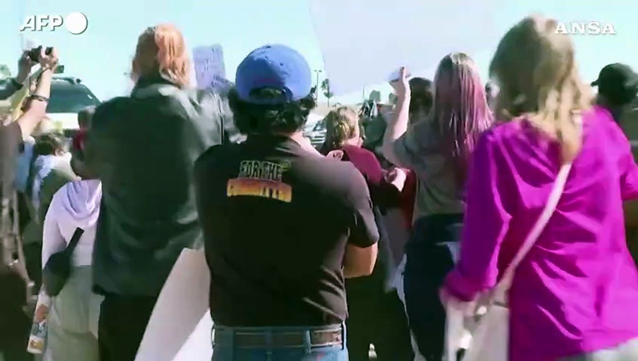 Manifestanti in Texas contro la detenzione di un bimbo di 5 anni e suo padre