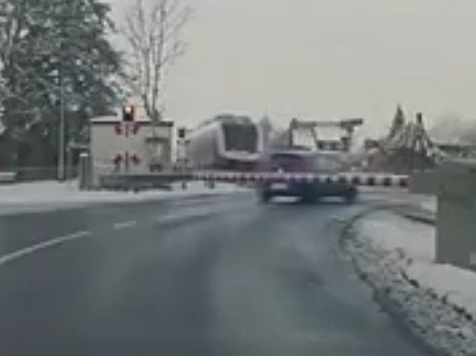 Autofahrer ignoriert Schranke und wird von Zug erfasst