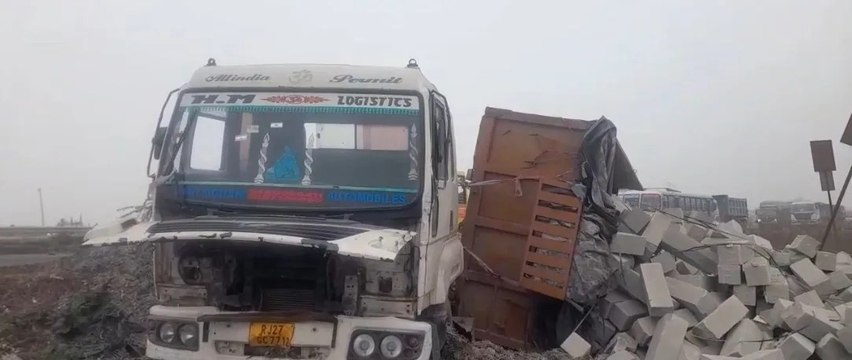 घने कोहरे में सीमेंट ब्लॉक से भरा ट्रेलर पलटा, संकेतक नहीं होने से बढ़ रहा खतरा