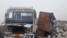 घने कोहरे में सीमेंट ब्लॉक से भरा ट्रेलर पलटा, संकेतक नहीं होने से बढ़ रहा खतरा