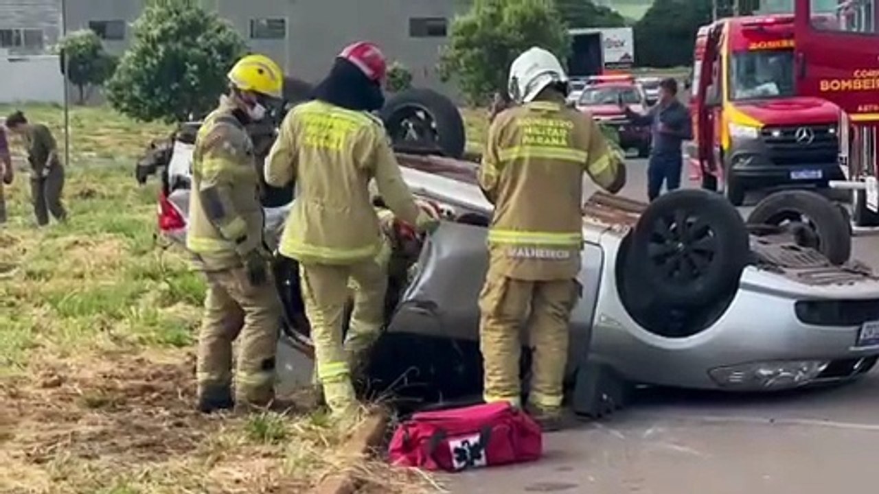 Acidente no Jardim Ônix deixa mulher presa em carro capotado