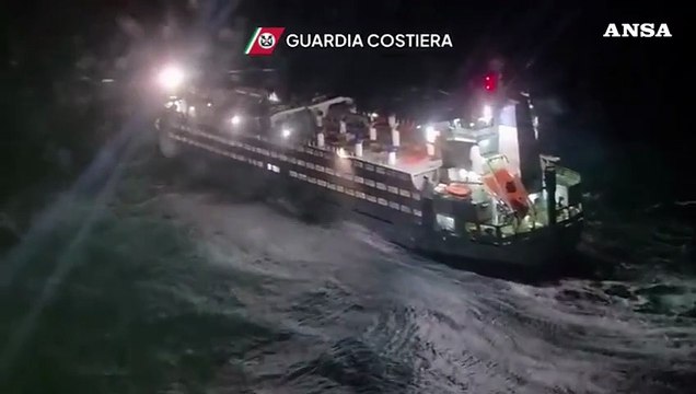 Rischio naufragio per una nave cargo, in Sardegna, con a bordo 33 persone