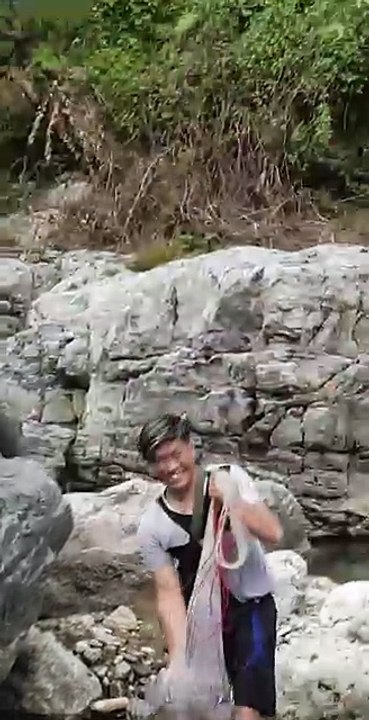 cast net fishing in Nepal | himalayan trout fishing with handmade cast net
