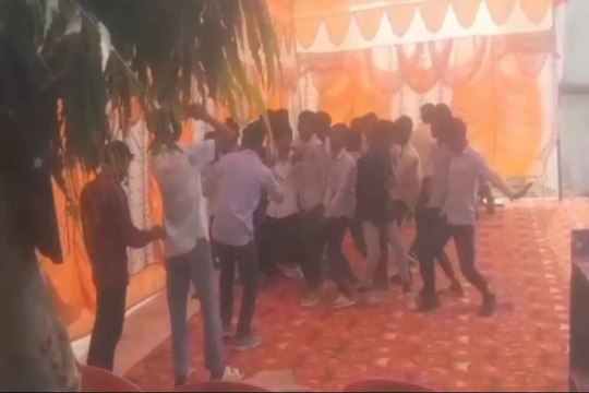 Video: अश्लील भोजपुरी गाने ‘लहरिया लूटा ए राजा…’ पर छात्र-छात्राओं ने किया डांस, वीडियो वायरल हुआ तो मंत्री नेताम पर कसा तंज