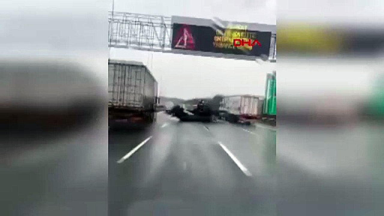 Yer: İstanbul... Yol ortasında duran tekne görenleri şaşkına çevirdi