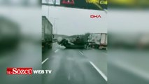 Kuzey Marmara Otoyolu'nda ilginç kaza: Kamyonetin çektiği tekne yola düştü