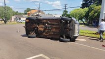 Toro tomba após colisão com Fiat Strada no Bairro Tropical