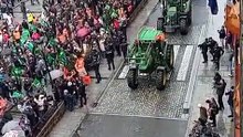 La tractorada protesta contra las "mentiras" al campo ha llegado al corazón de Toledo