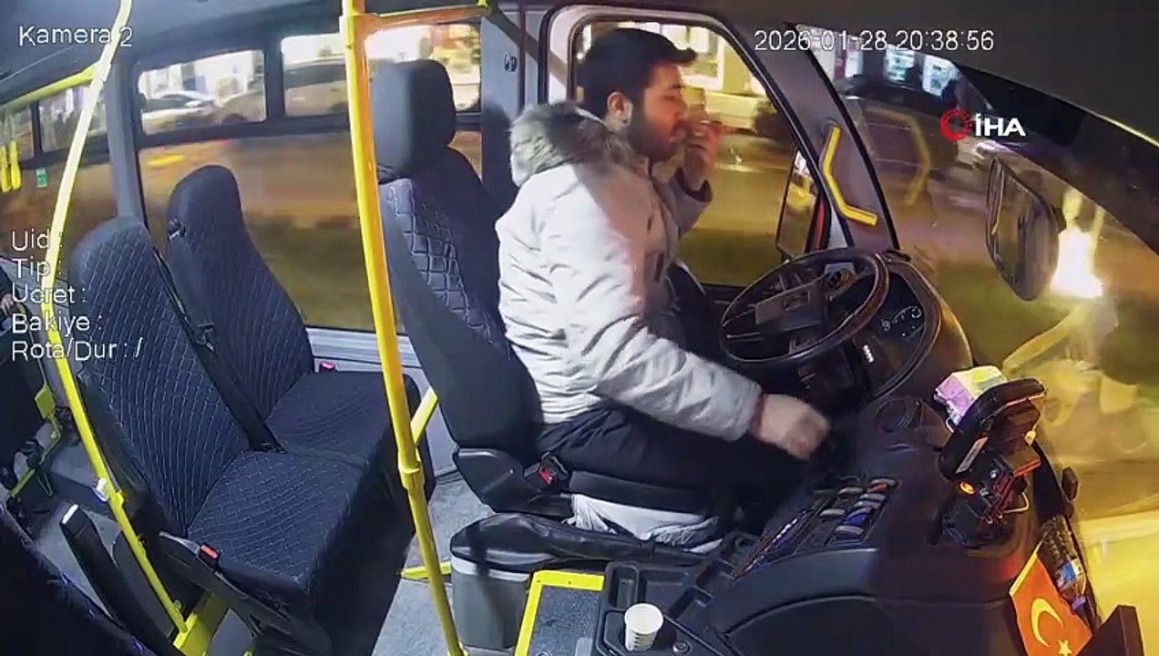 Bursa'da halk otobüsünde zamanla yarış...Kalp krizi geçiren yolcu için acile kırdı