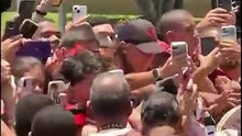 “Ei, Gerson, vai….” Torcida do Fla xinga ex-volante em chegada de Paquetá.