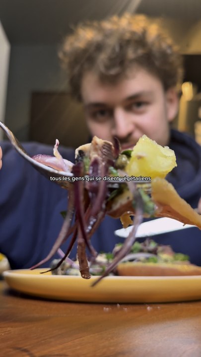 Sardines à l’huile, pomme de terre et oignons rouges Ingrédients : Sardines à l’huile d’olivePomme de terre Oignon rougeMoutardeCapres (Persil) Vinaigre de cidre Citron jaune pour un petit coup de zeste