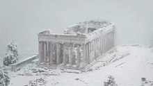 La Acrópolis de Atenas amanece bajo la nieve
