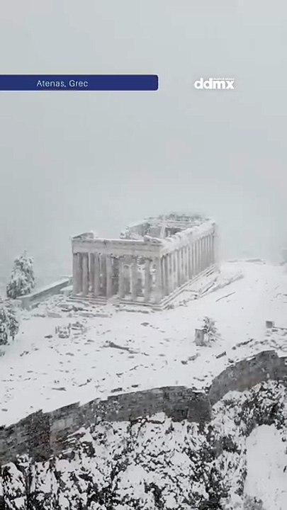 La Acrópolis de Atenas amanece bajo la nieve