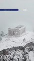 La Acrópolis de Atenas amanece bajo la nieve