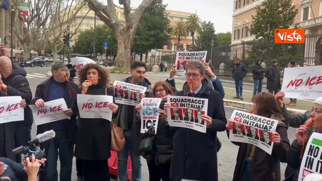 Flash mob +Europa con Magi davanti a Ambasciata Usa a Roma contro presenza Ice a giochi olimpici