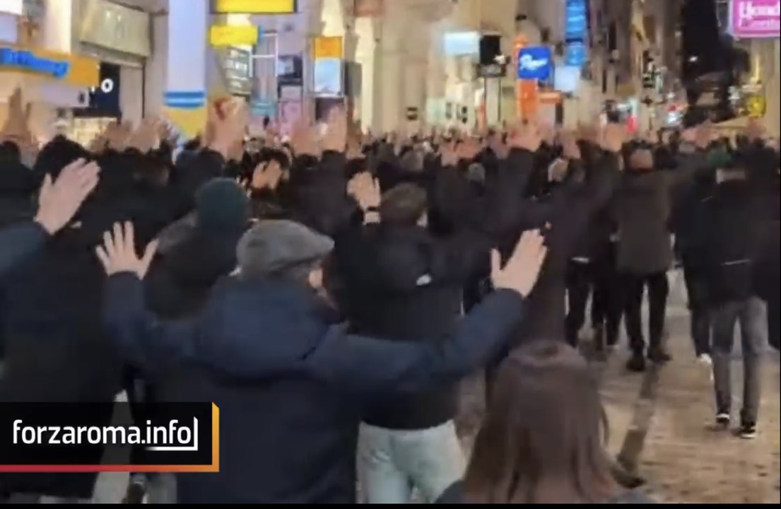 Panathinaikos-Roma, il corteo dei tifosi verso lo stadio: cori per le strade di Atene