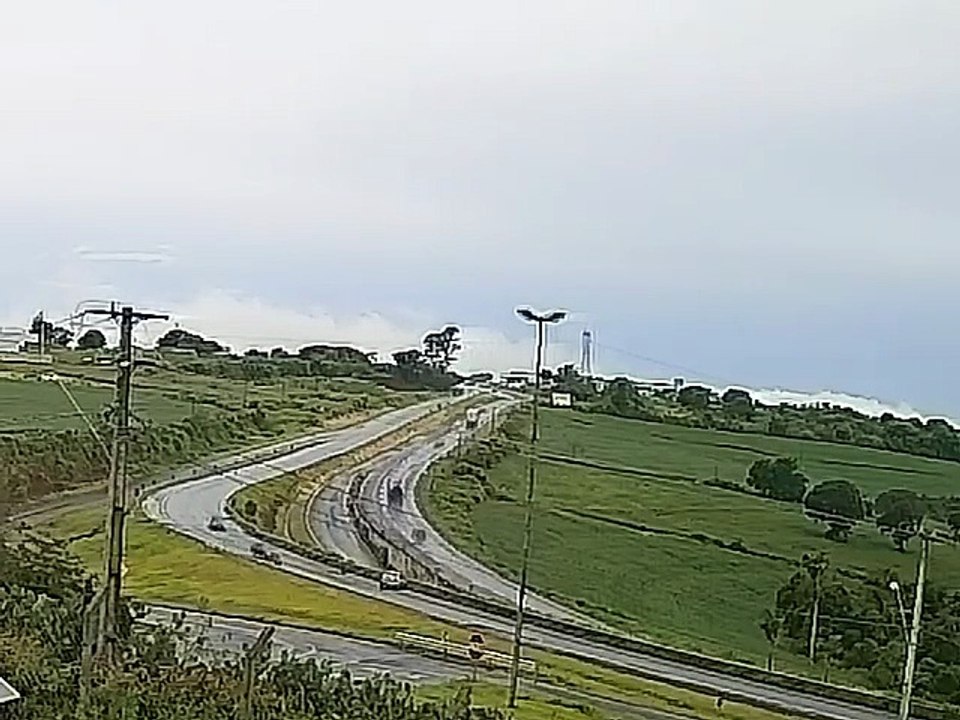 Carro derrapa e gira na pista na curva do Pirapó em Apucarana