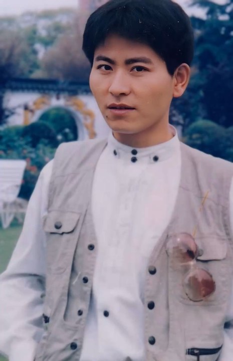 Bao Ge visited his father at the Shanghai Western Suburbs Sanatorium. The photo was taken by Liangzhang Bao in May 1994, and in January 2026, Grok turned the old photo into a video.