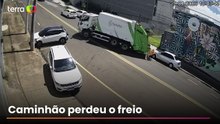 Caminhão de lixo perde controle e atinge cinco carros em rua no interior de SP