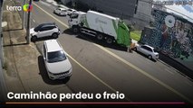Caminhão de lixo perde controle e atinge cinco carros em rua no interior de SP