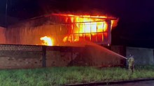 Urgente: Incêndio de grande proporção atinge barracão de fábrica de estofados em Umuarama
