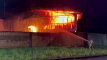 Urgente: Incêndio de grande proporção atinge barracão de fábrica de estofados em Umuarama