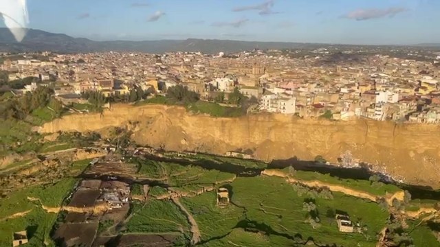 Case in bilico, strade spezzate e quella nuova parete: con l'elicottero in volo su Niscemi