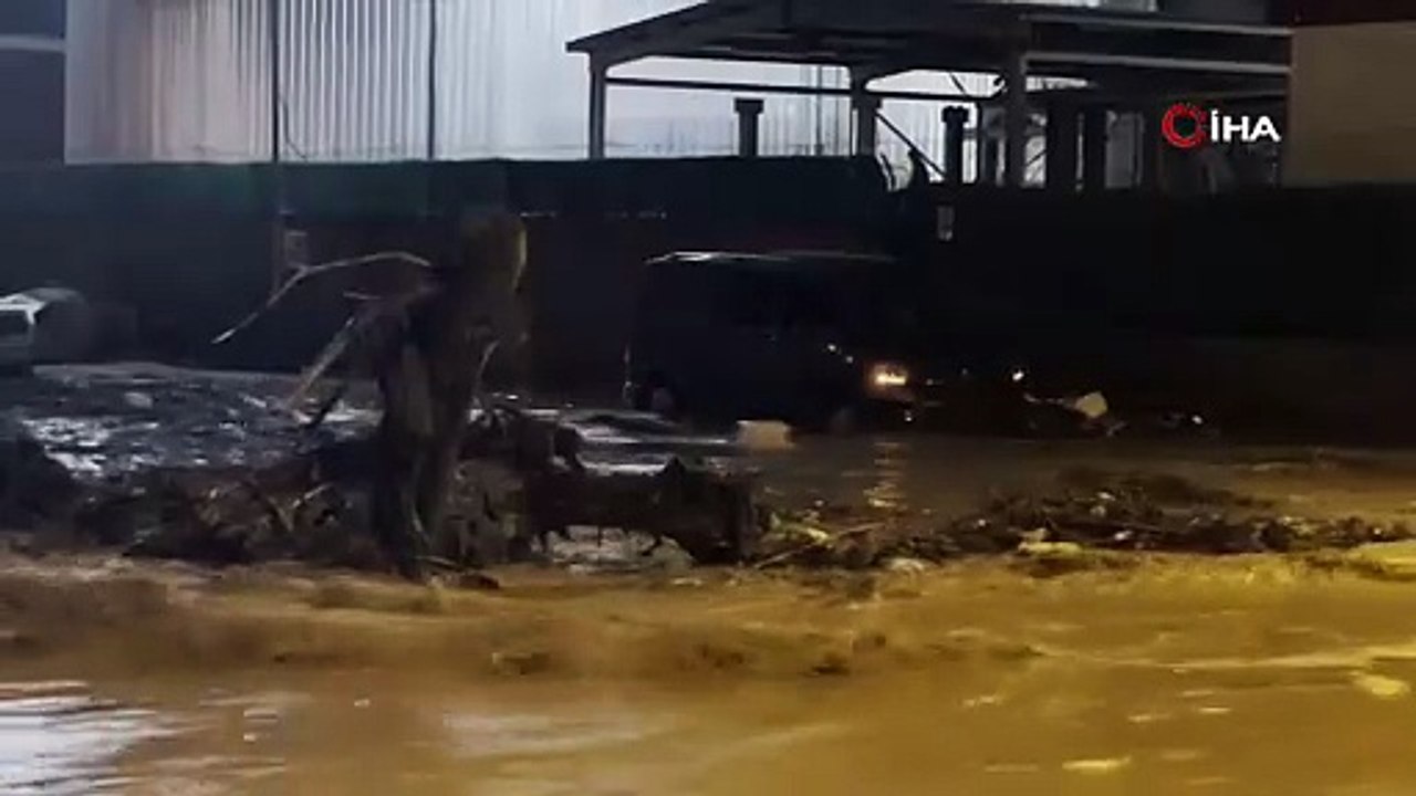 Meteoroloji uyarmıştı... Sağanak vurdu, hayat felç oldu! Dere taştı vatandaşlar mahsur kaldı!