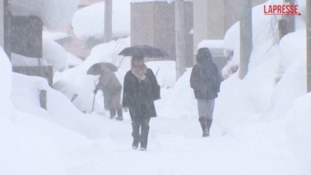Giappone, nevicata da record nel nord del paese