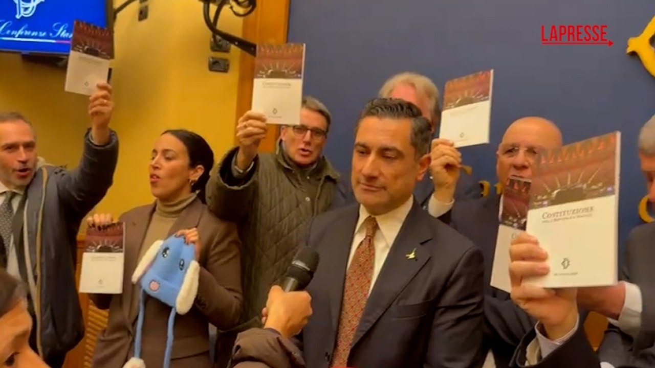 Conferenza con Casapound, le opposizioni occupano la sala stampa della Camera e cantano «Bella Ciao»