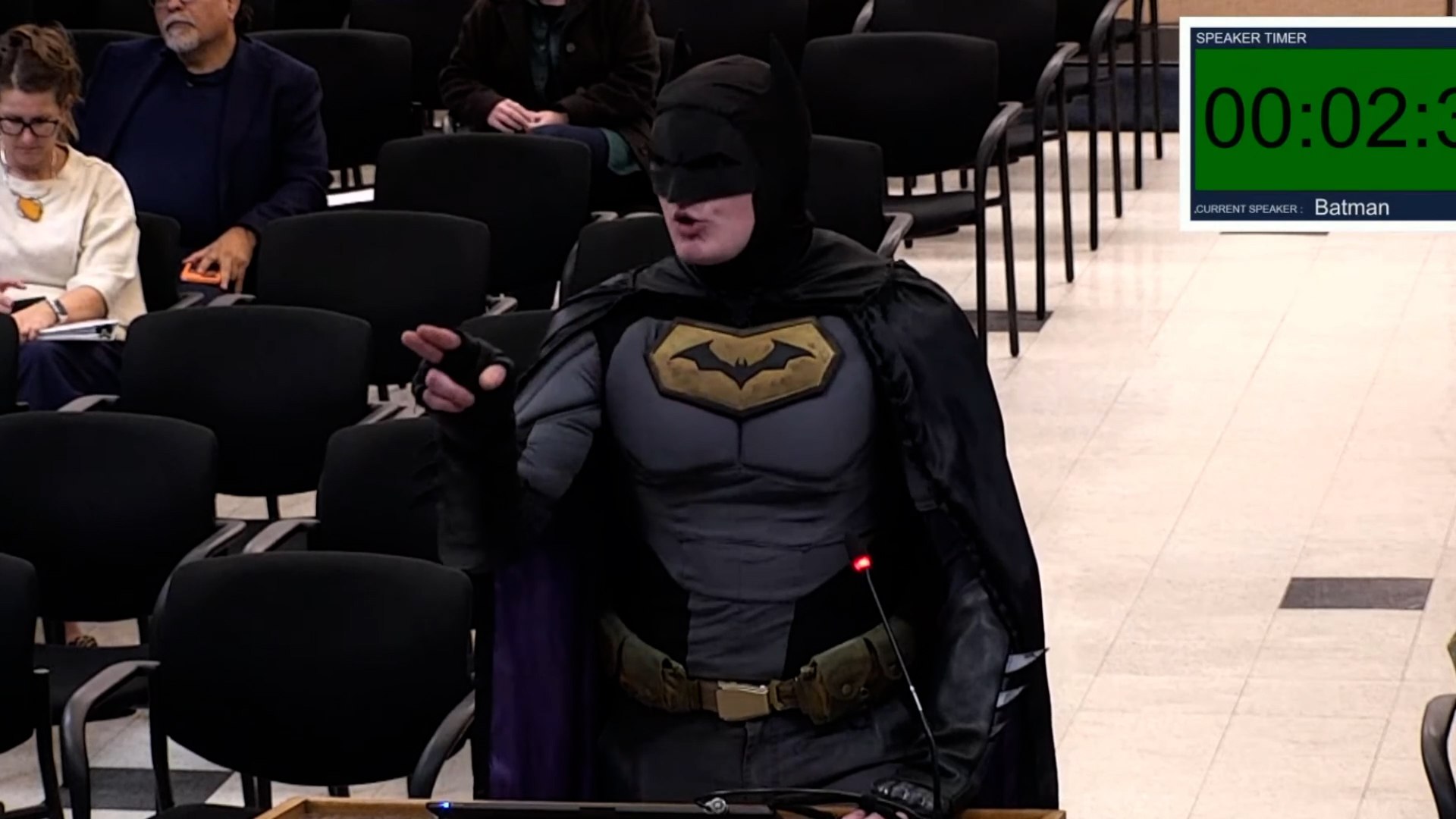 En una escena que parec�a sacada de un c�mic, un hombre no identificado vestido de Batman se enfrent� este martes a los funcionarios del Ayuntamiento de Santa Clara durante una reuni�n conjunta con la autoridad del estadio de la ciudad. El motivo de su indignaci�n fue la cooperaci�n de las autoridades locales con el Servicio de Inmigraci�n y Control de Aduanas (ICE) de cara a la pr�xima edici�n de la Super Bowl.