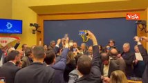Bella Ciao, opposizioni occupano Sala Stampa a Montecitorio per impedire conferenza su remigrazione